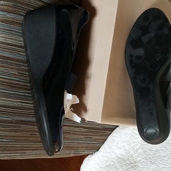 Shoes - Picture 4 of 4